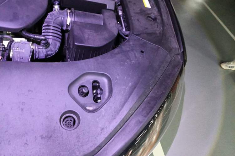 Used Hima AITO M9 2024 Range-Extended Ultra Version 42 kWh 6-Seater Model Engine Bay Left