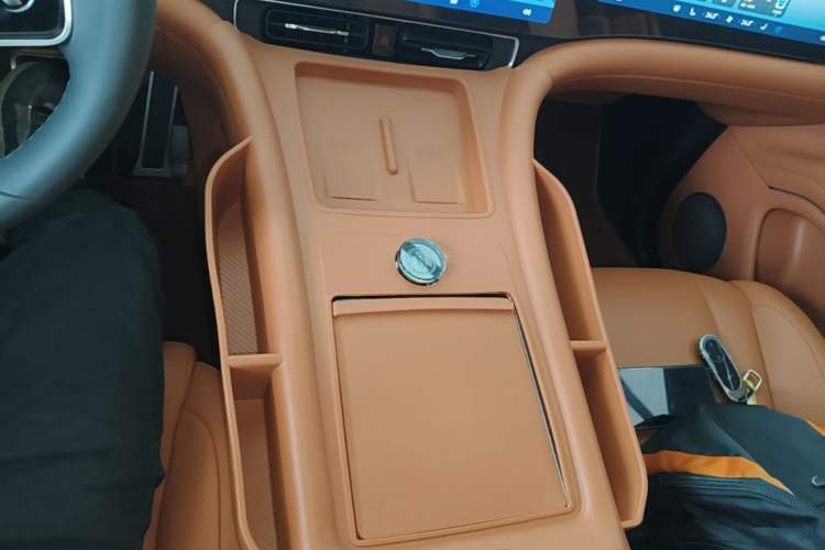 Used Hima AITO M9 2024 Range-Extended Ultra Version 42 kWh 6-Seater Model Gear Lever