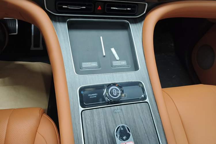 Used Hima AITO M9 2024 Range-Extended Max Edition 42 kWh 6-Seater Version Gear Lever