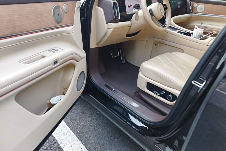Used Hima AITO M9 2024 Range-Extended Ultra Version 42 kWh 6-Seater Model Interior 3