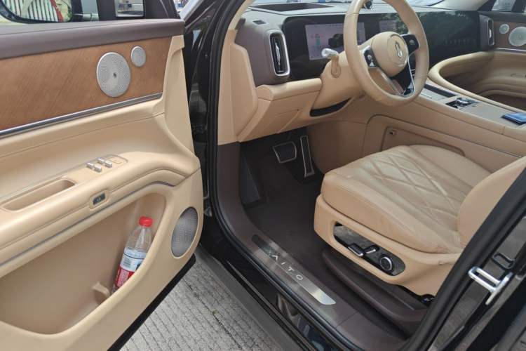 Used Hima AITO M9 2024 Range-Extended Ultra Version 42 kWh 6-Seater Model Interior 3