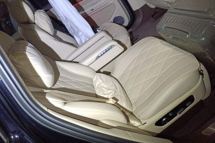 Used Hima AITO M9 2024 Range-Extended Ultra Version 52 kWh 6-Seater Model Interior 4