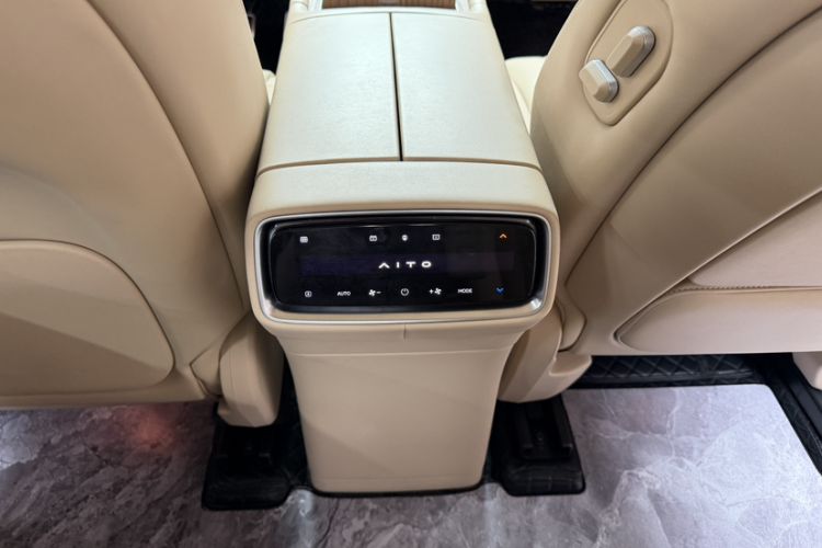 Used Hima AITO M9 2024 Range-Extended Ultra Version 42 kWh 6-Seater Model Interior 5