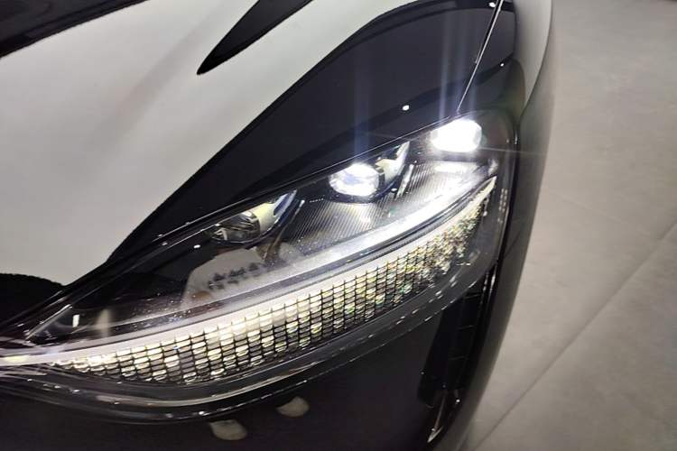 Used Hima AITO M9 2024 Range-Extended Ultra Version 42 kWh 6-Seater Model Left Front Headlight