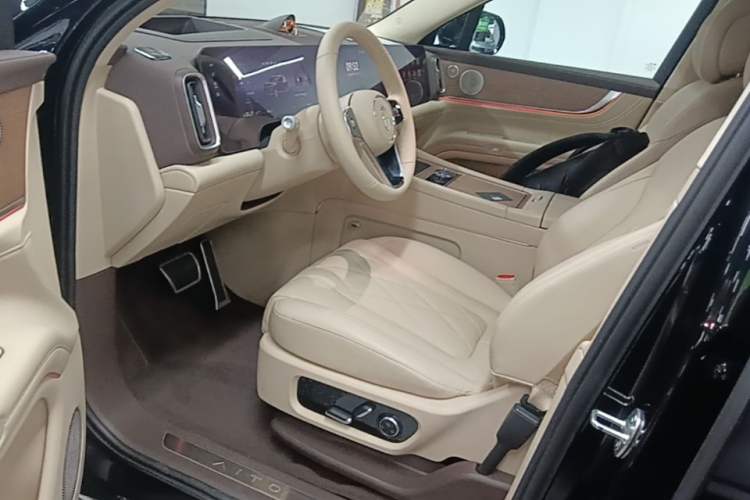 Used Hima AITO M9 2024 Range-Extended Ultra Version 42 kWh 6-Seater Model Left Front Seat