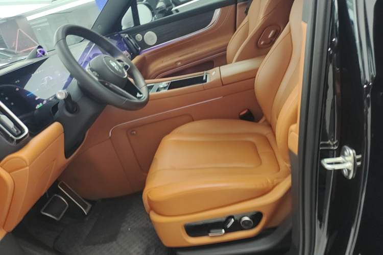 Used Hima AITO M9 2024 Range-Extended Ultra Version 42 kWh 6-Seater Model Left Front Seat