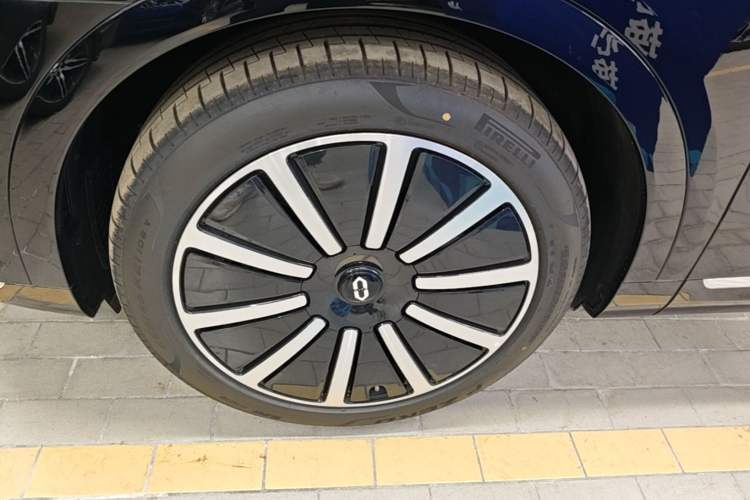 Used Hima AITO M9 2024 Range-Extended Ultra Version 42 kWh 6-Seater Model Left Front Wheel Hub
