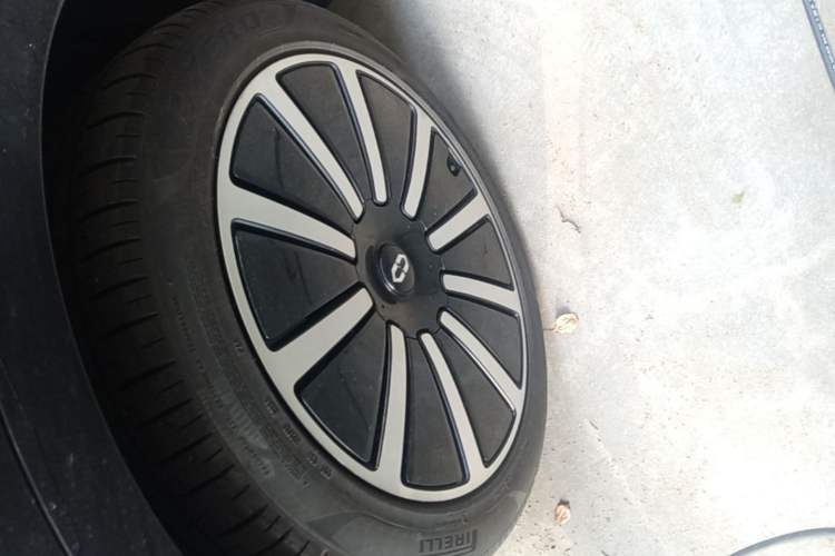 Used Hima AITO M9 2024 Range-Extended Ultra Version 42 kWh 6-Seater Model Left Front Wheel Hub
