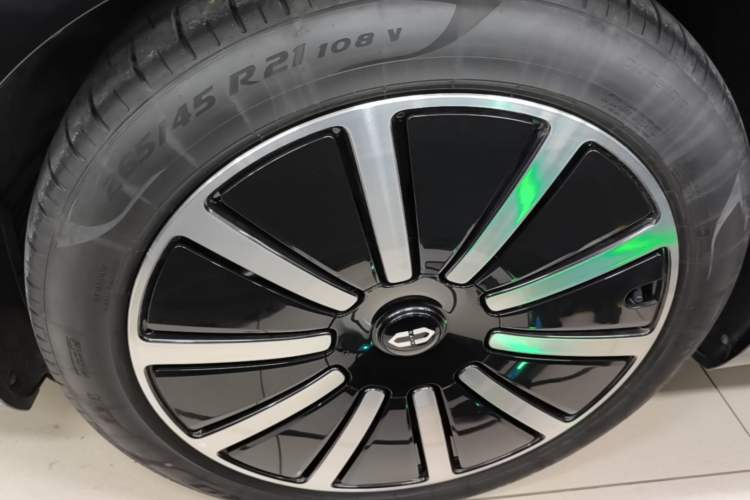 Used Hima AITO M9 2024 Range-Extended Ultra Version 42 kWh 6-Seater Model Left Front Wheel Hub