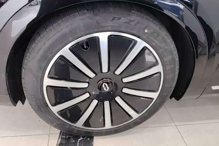 Used Hima AITO M9 2024 Range-Extended Max Edition 42 kWh 6-Seater Version Left Front Wheel Hub