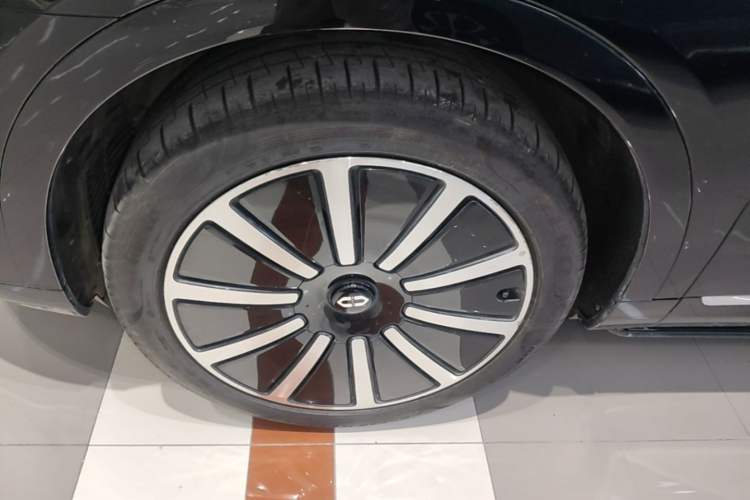 Used Hima AITO M9 2024 Range-Extended Ultra Version 42 kWh 6-Seater Model Left Front Wheel Hub