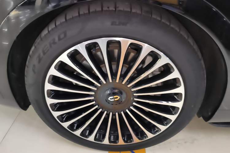 Used Hima AITO M9 2024 Range-Extended Ultra Version 52 kWh 5-Seater Model Left Front Wheel Hub