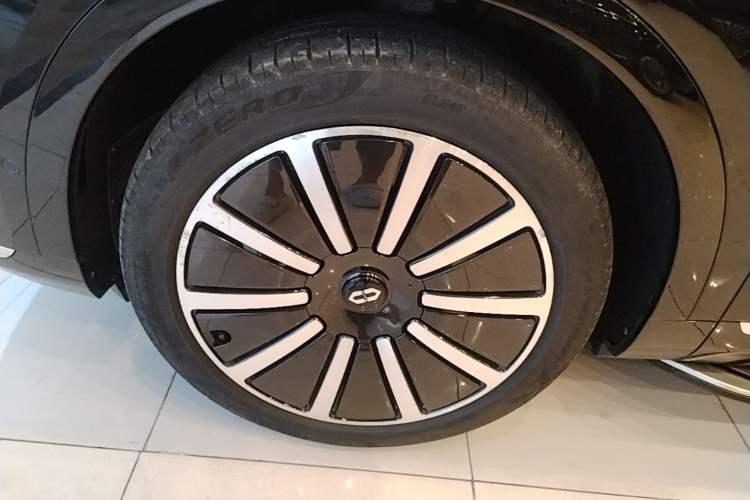 Used Hima AITO M9 2024 Range-Extended Ultra Version 42 kWh 6-Seater Model Left Front Wheel Hub