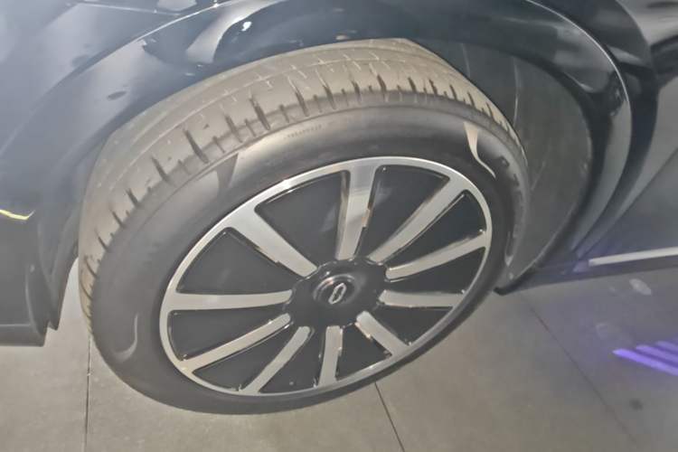 Used Hima AITO M9 2024 Range-Extended Ultra Version 52 kWh 6-Seater Model Left Front Wheel Hub