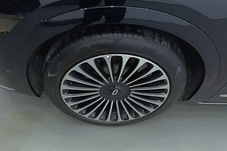 Used Hima AITO M9 2024 Range-Extended Ultra Version 42 kWh 6-Seater Model Left Front Wheel Hub