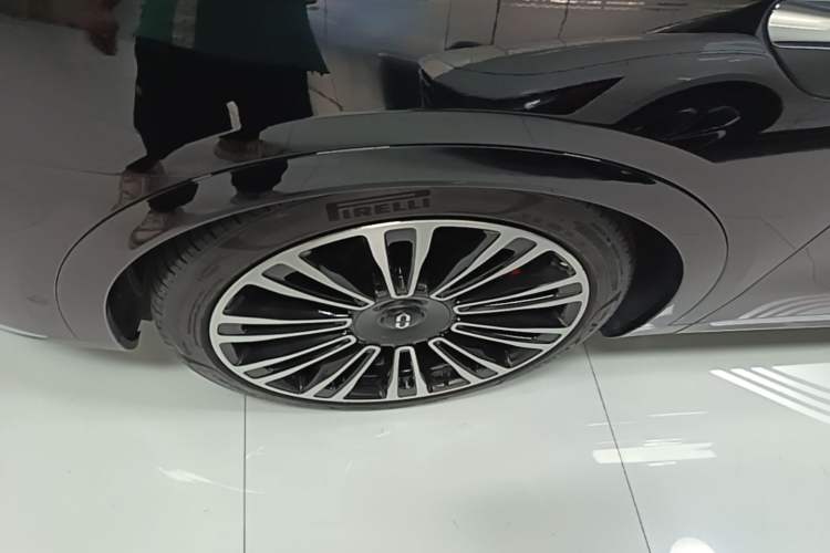 Used Hima AITO M9 2024 Range-Extended Ultra Version 42 kWh 6-Seater Model Left Front Wheel Hub