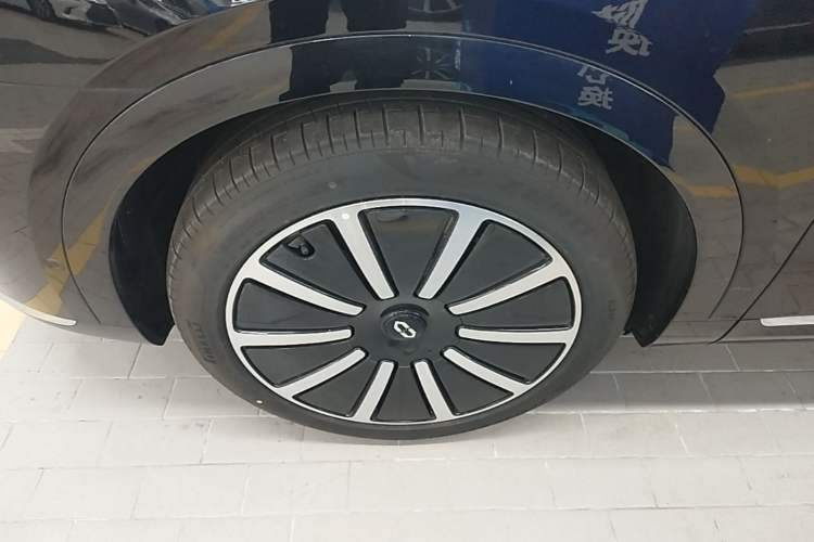 Used Hima AITO M9 2024 Range-Extended Ultra Version 42 kWh 6-Seater Model Left Front Wheel Hub