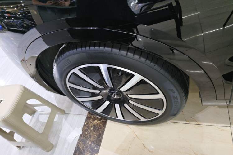 Used Hima AITO M9 2024 Range-Extended Ultra Version 42 kWh 6-Seater Model Left Front Wheel Hub