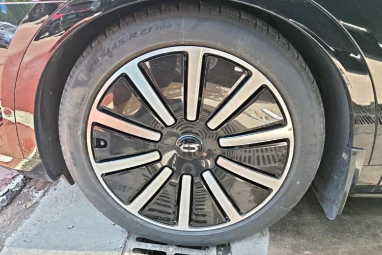 Used Hima AITO M9 2024 Range-Extended Max Edition 42 kWh 6-Seater Version Left Front Wheel Hub