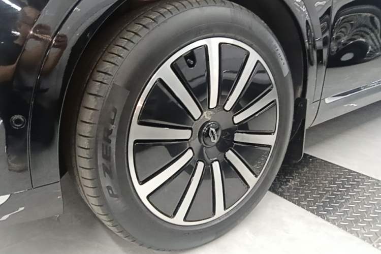 Used Hima AITO M9 2024 Range-Extended Ultra Version 42 kWh 6-Seater Model Left Front Wheel Hub