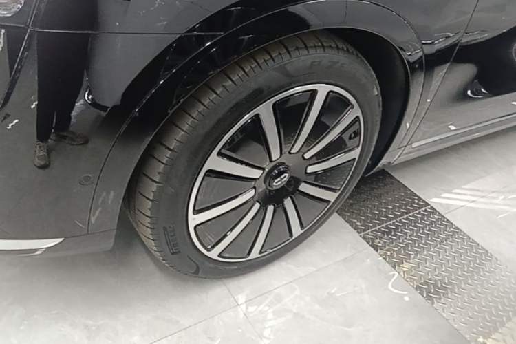 Used Hima AITO M9 2024 Range-Extended Max Edition 42 kWh 6-Seater Version Left Front Wheel Hub