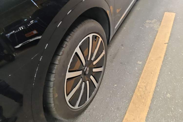 Used Hima AITO M9 2024 Range-Extended Ultra Version 42 kWh 6-Seater Model Left Front Wheel Hub