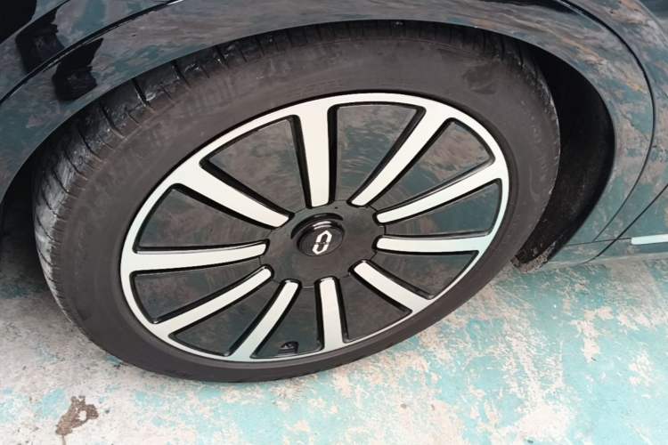 Used Hima AITO M9 2024 Range-Extended Max Edition 42 kWh 6-Seater Version Left Front Wheel Hub