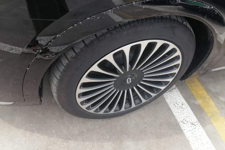 Used Hima AITO M9 2024 Range-Extended Ultra Version 52 kWh 6-Seater Model Left Front Wheel Hub