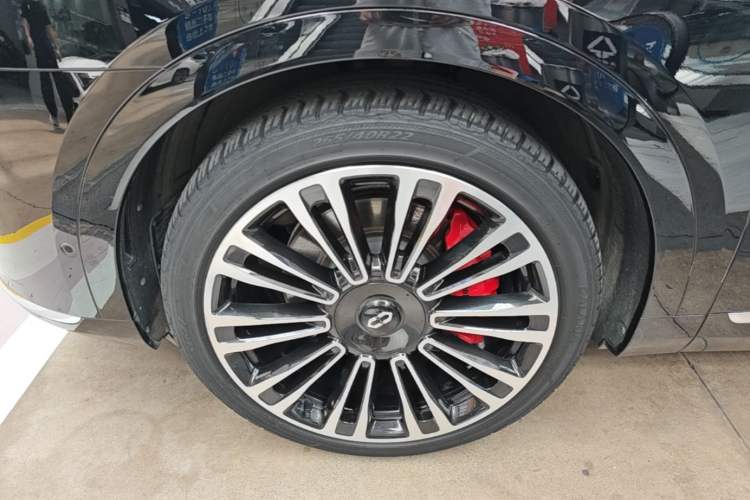 Used Hima AITO M9 2024 Range-Extended Ultra Version 52 kWh 6-Seater Model Left Front Wheel Hub