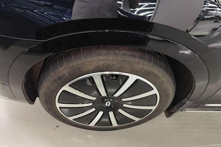 Used Hima AITO M9 2024 Range-Extended Max Edition 52 kWh 6-Seater Version Left Front Wheel Hub