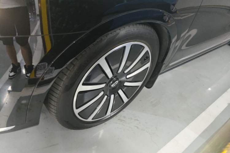 Used Hima AITO M9 2024 Range-Extended Ultra Version 42 kWh 6-Seater Model Left Front Wheel Hub