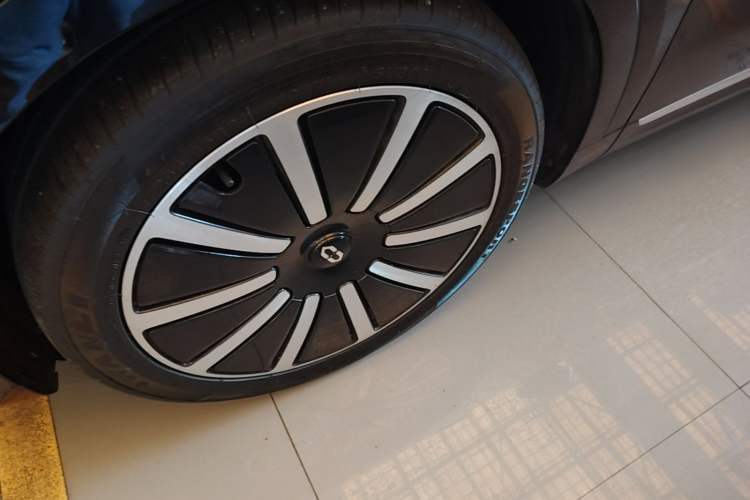 Used Hima AITO M9 2024 Range-Extended Max Edition 52 kWh 6-Seater Version Left Front Wheel Hub