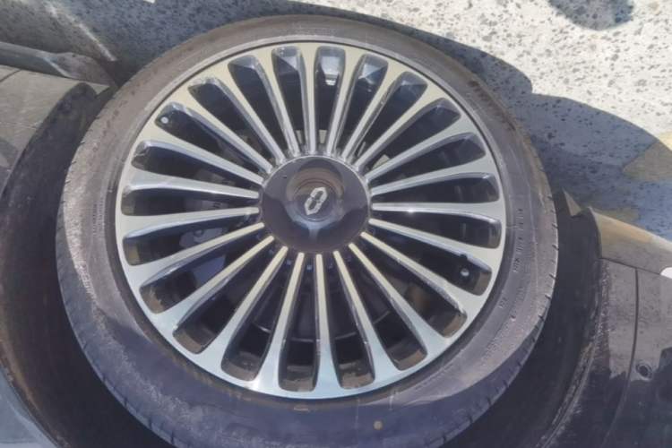 Used Hima AITO M9 2024 Range-Extended Ultra Version 42 kWh 6-Seater Model Left Front Wheel Hub
