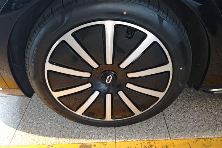 Used Hima AITO M9 2024 Range-Extended Ultra Version 52 kWh 6-Seater Model Left Front Wheel Hub