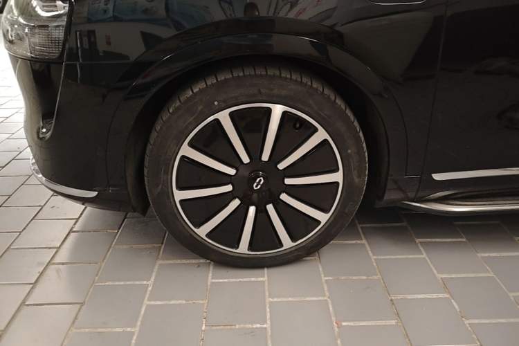 Used Hima AITO M9 2024 Range-Extended Ultra Version 42 kWh 6-Seater Model Left Front Wheel Hub
