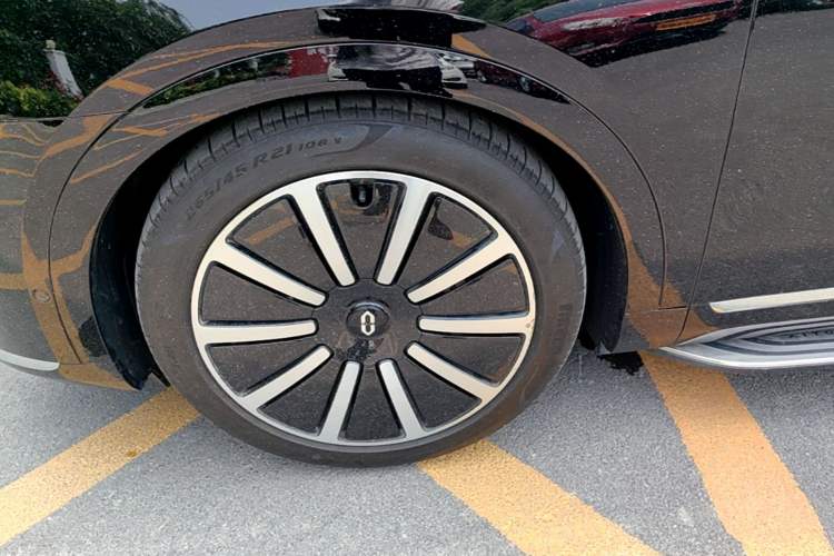 Used Hima AITO M9 2024 Range-Extended Ultra Version 42 kWh 6-Seater Model Left Front Wheel Hub