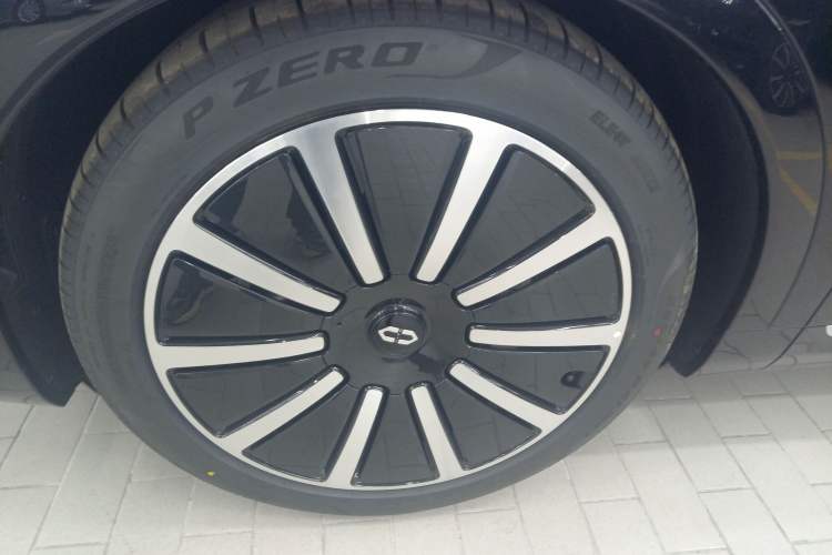 Used Hima AITO M9 2024 Range-Extended Ultra Version 42 kWh 6-Seater Model Left Front Wheel Hub