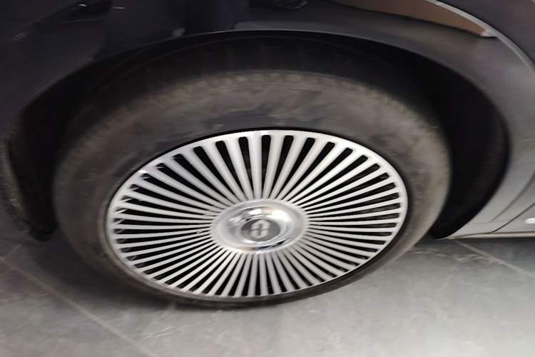 Used Hima AITO M9 2024 Range-Extended Ultra Version 42 kWh 6-Seater Model Left Front Wheel Hub