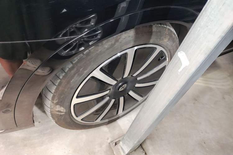 Used Hima AITO M9 2024 Range-Extended Ultra Version 52 kWh 6-Seater Model Left Front Wheel Hub