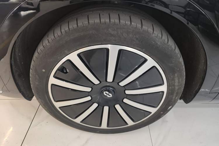 Used Hima AITO M9 2024 All-Electric Ultra Version 100 kWh 6-Seater Model Left Front Wheel Hub