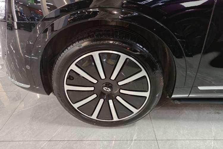Used Hima AITO M9 2024 Range-Extended Max Edition 52 kWh 6-Seater Version Left Front Wheel Hub