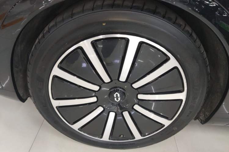 Used Hima AITO M9 2024 Range-Extended Ultra Version 52 kWh 6-Seater Model Left Front Wheel Hub