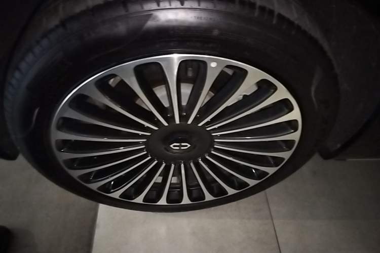 Used Hima AITO M9 2024 Range-Extended Max Edition 42 kWh 6-Seater Version Left Front Wheel Hub