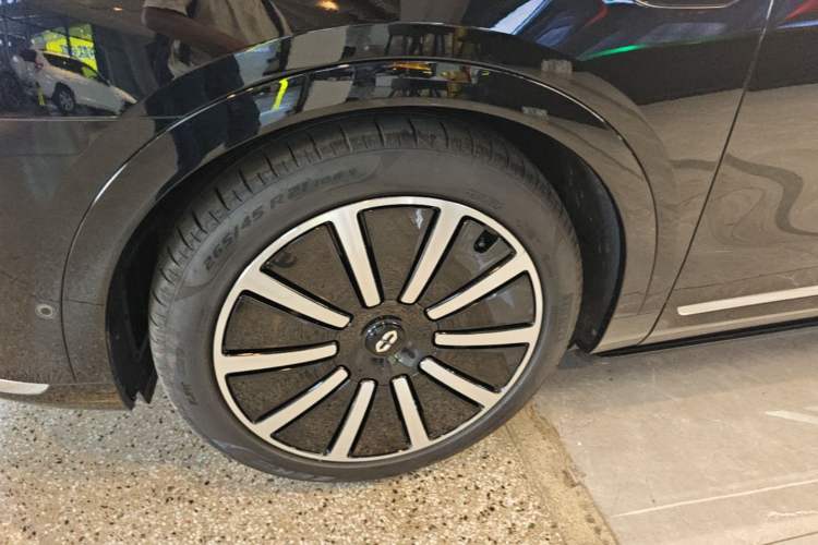 Used Hima AITO M9 2024 Range-Extended Ultra Version 42 kWh 6-Seater Model Left Front Wheel Hub