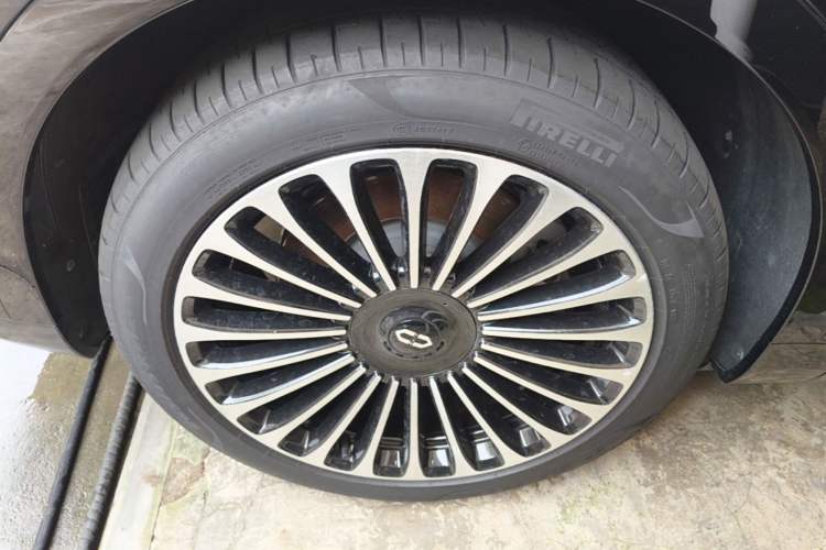 Used Hima AITO M9 2024 Range-Extended Ultra Version 52 kWh 6-Seater Model Left Front Wheel Hub