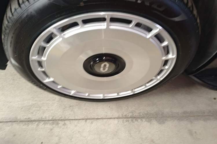 Used Hima AITO M9 2024 Range-Extended Ultra Version 42 kWh 6-Seater Model Left Front Wheel Hub