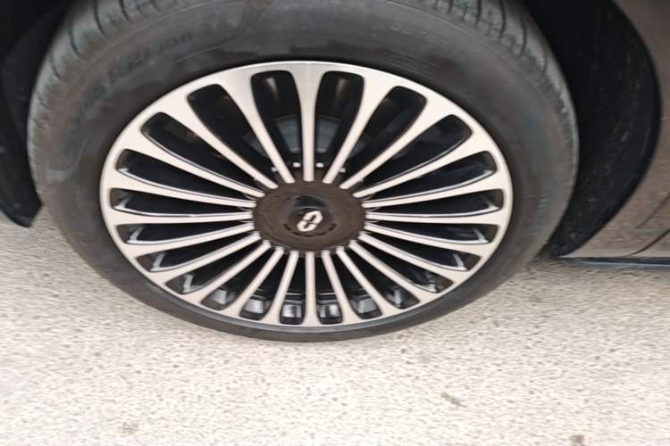 Used Hima AITO M9 2024 Range-Extended Ultra Version 42 kWh 6-Seater Model Left Front Wheel Hub