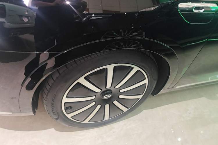 Used Hima AITO M9 2024 Range-Extended Ultra Version 42 kWh 6-Seater Model Left Front Wheel Hub