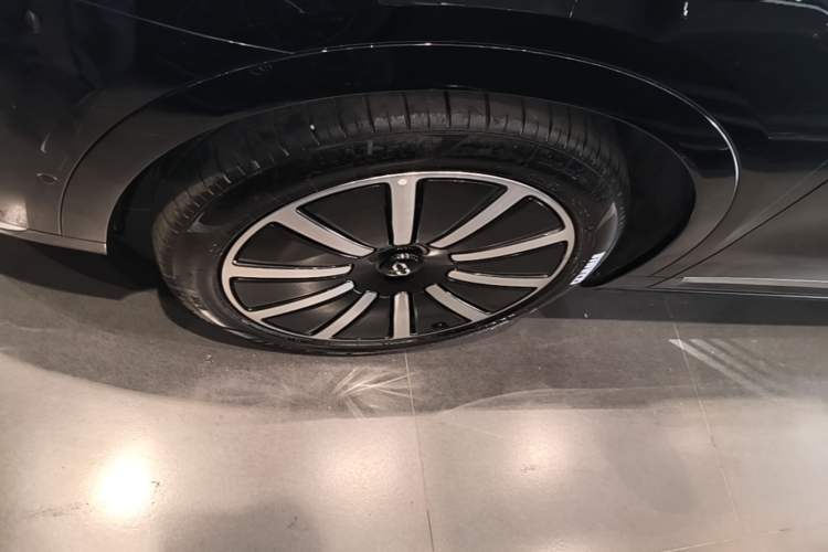 Used Hima AITO M9 2024 Range-Extended Max Edition 42 kWh 6-Seater Version Left Front Wheel Hub
