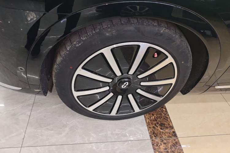 Used Hima AITO M9 2024 Range-Extended Ultra Version 42 kWh 6-Seater Model Left Front Wheel Hub